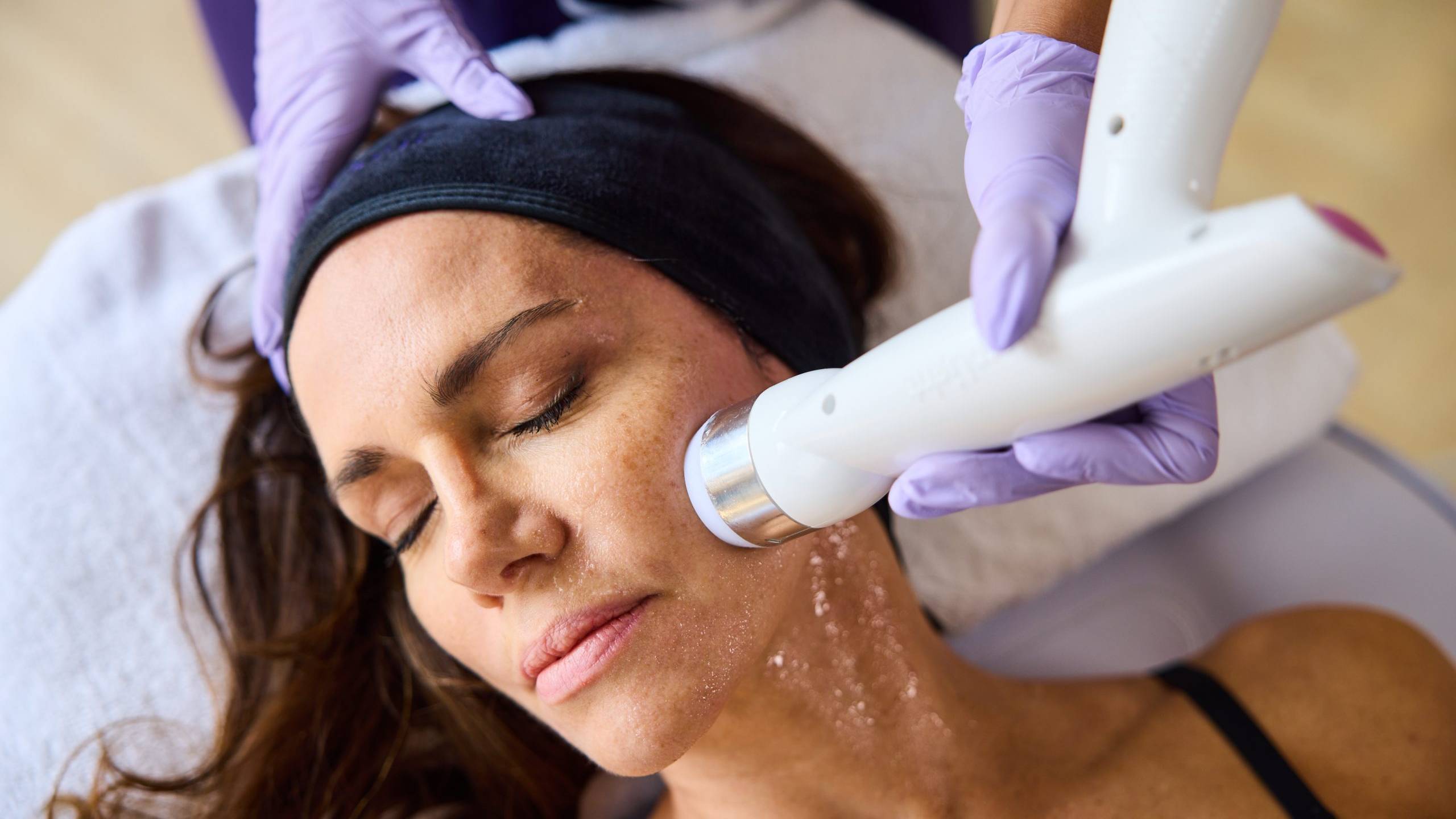 facial contouring sharp light